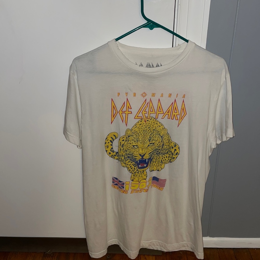 Super cute Def Leppard shirt
